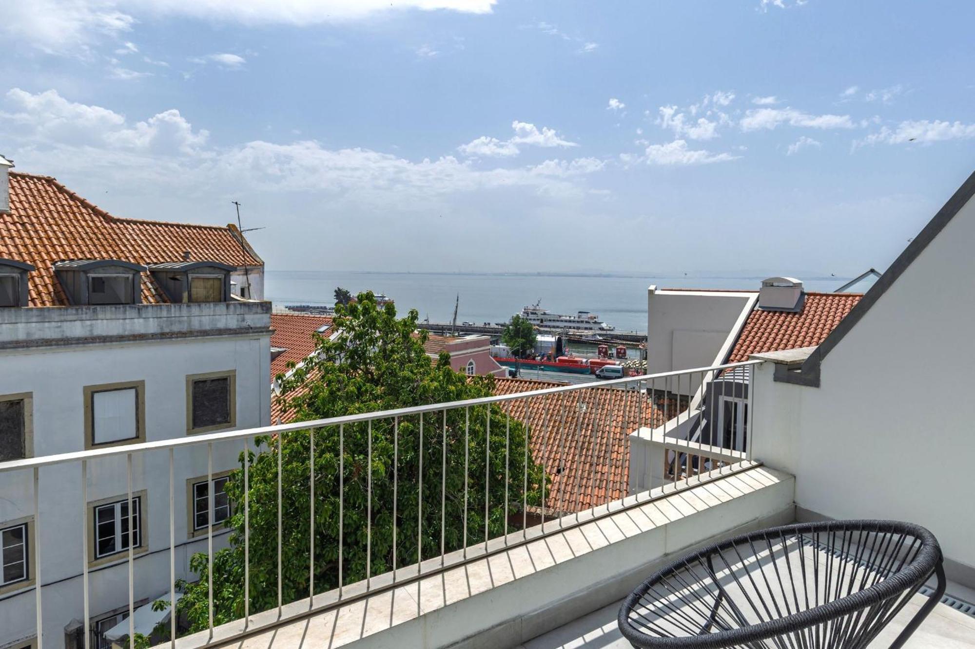 Lovelystay - Penthouse On The Tagus In Alfama Apartment